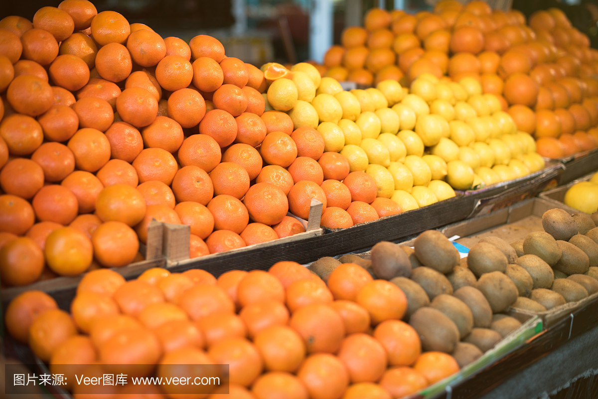 农贸市场上的新鲜水果